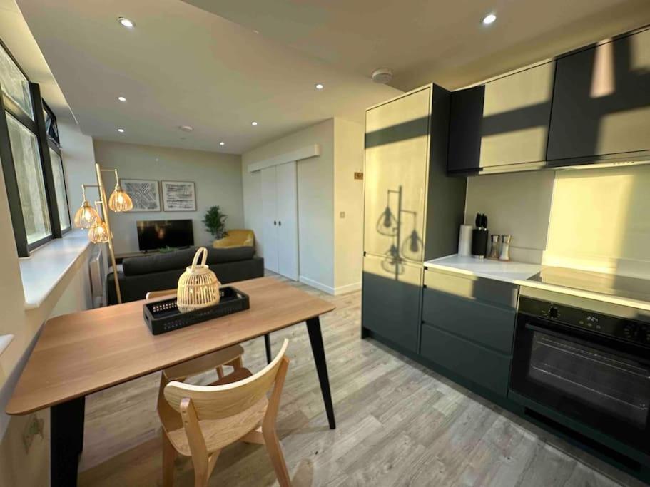 1 Bed Flat With View Of Old Trafford